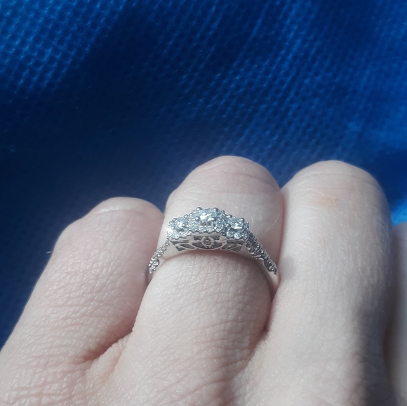 Vera Wang diamond engagement ring. Very rare! - Picture 6 of 7